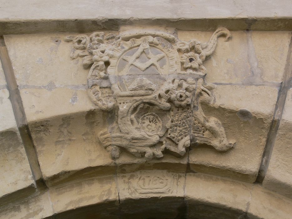 Maison : Porte d'accès sur rue, détail de la clef de voûte