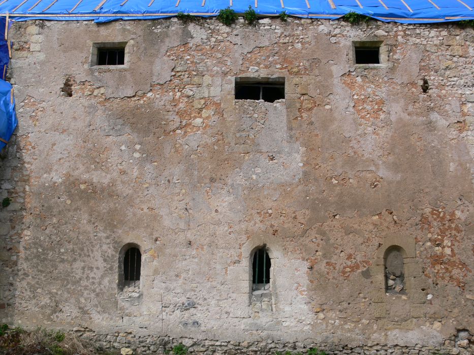 Ancien prieuré bénédictin : Façade est, vue partielle