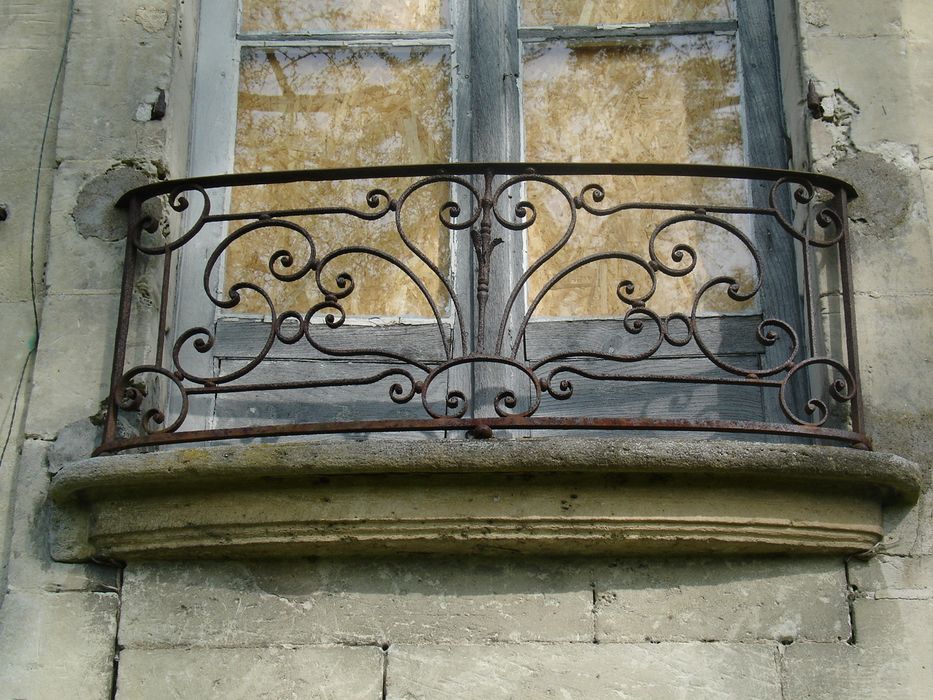 Château de la Farinière : Façade sud, détail d'un appui de fenêtre