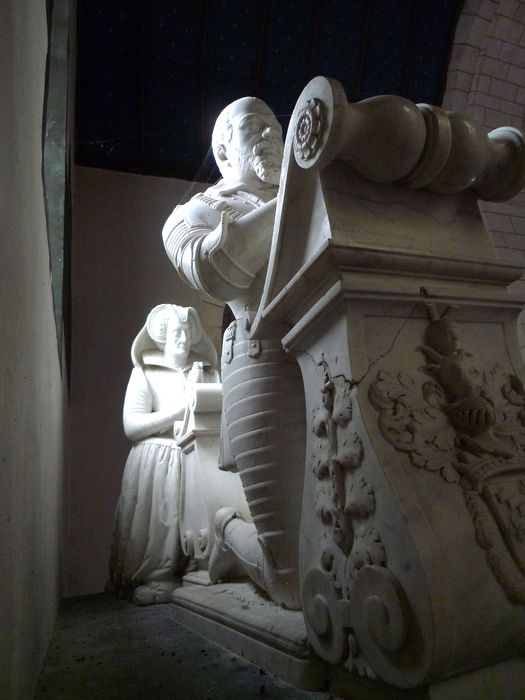 statues (statues funéraires) : René du Bellay et Marie du Bellay, vue partielle - © Ministère de la Culture (France), Direction Régionale des Affaires Culturelles du Centre-Val de Loire, tous droits réservés