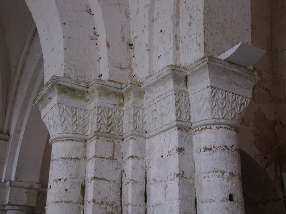 Eglise Notre-Dame : Nef, détail de chapiteaux sculptés