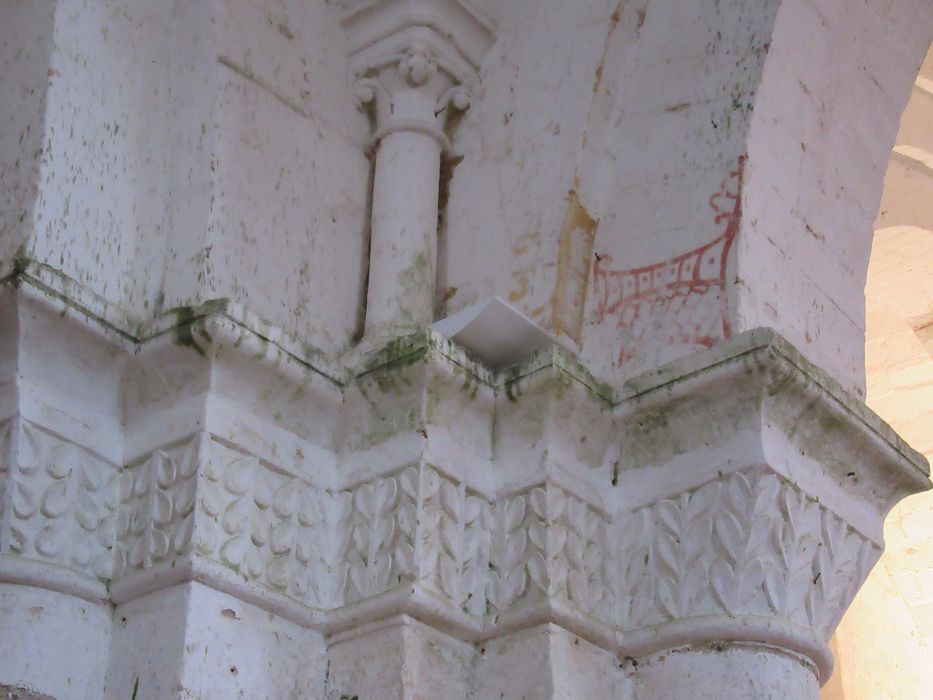 Eglise Notre-Dame : Nef, détail de chapiteaux sculptés