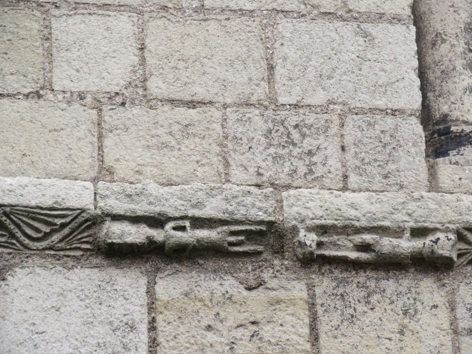 Eglise Notre-Dame : Détail de la corniche sculptée