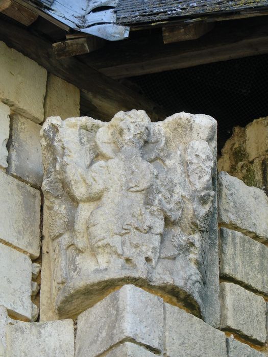 Eglise Notre-Dame : Détail d'un chapiteau sculpté extérieur