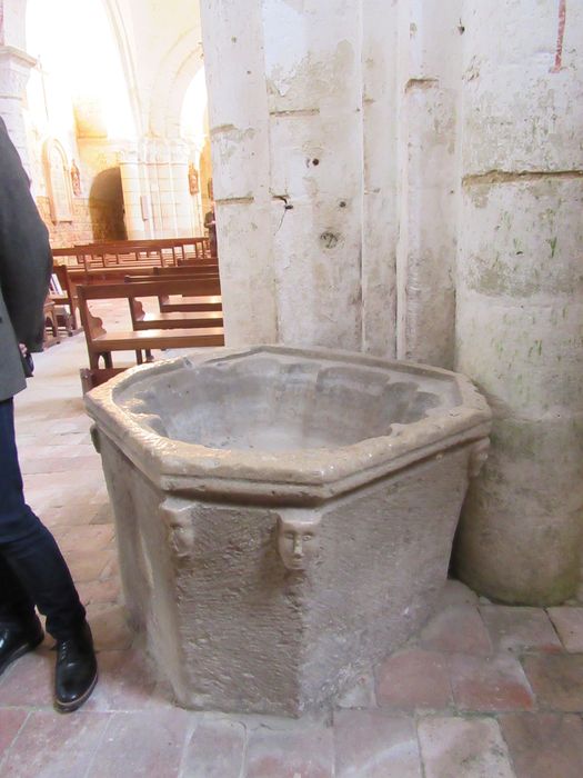 Eglise Notre-Dame : Fonts baptismaux (cuve)