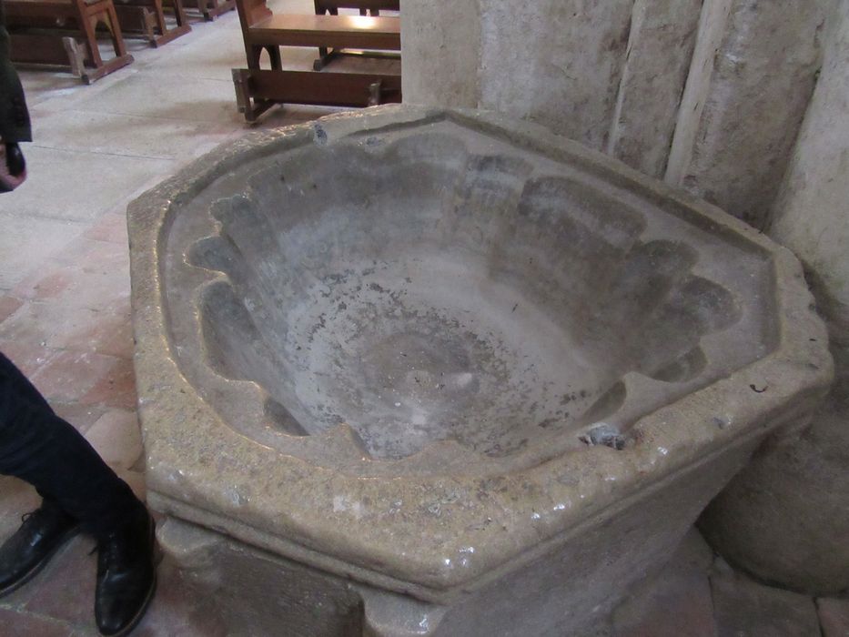 Eglise Notre-Dame : Fonts baptismaux (cuve), vue partielle