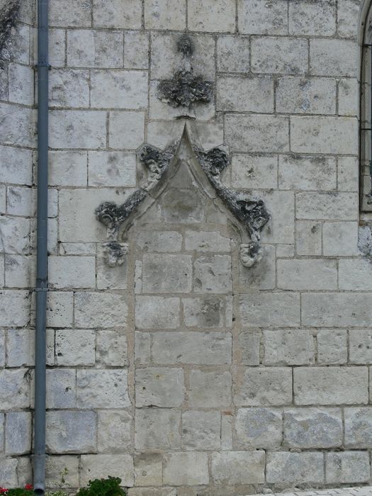 Eglise Saint-Martin : Façade latérale sud, détail d'une ancienne porte d'accès murée