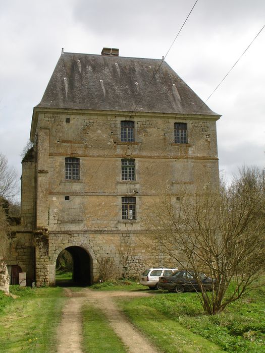 Ancienne abbaye cistercienne Notre-Dame de la Clarté-Dieu : Façade ouest, vue générale