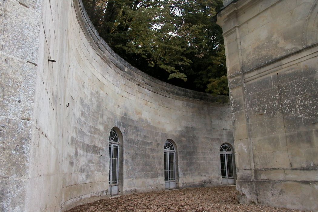 Château d'Hodebert : Aménagement maçonné des grottes troglodytes, vue partielle