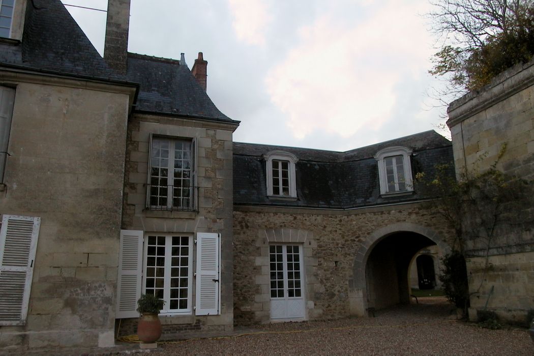 Château d'Hodebert : Angle nord-est, passage vers les communs