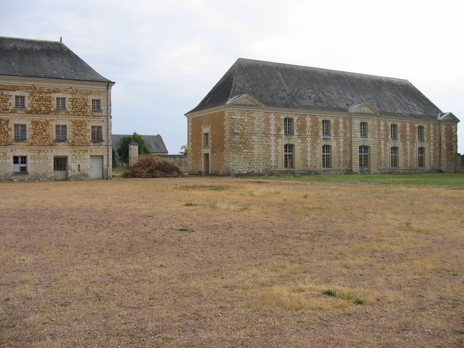 Domaine de Montpensier ou Coudray-Montpensier : Communs, vue générale