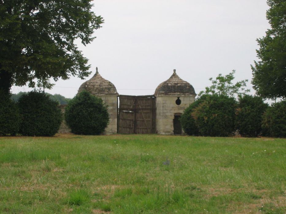 Domaine de Montpensier ou Coudray-Montpensier : Pavillons d'accès, vue générale