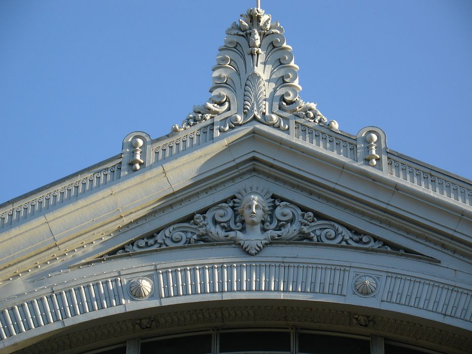 Gare : Gare : Ensemble nord-ouest, détail de l'acrotère