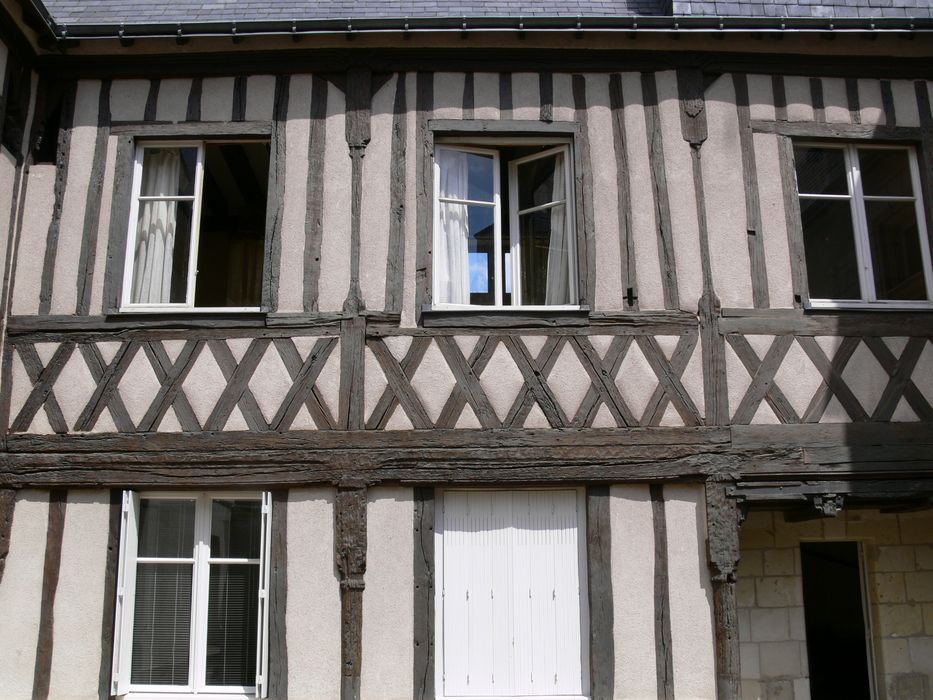 Maison située dans l'îlot Saint-Martin : Façade sur cour, vue partielle