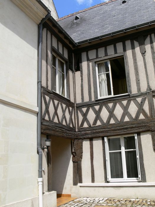 Maison située dans l'îlot Saint-Martin : Façade sur cour, vue partielle