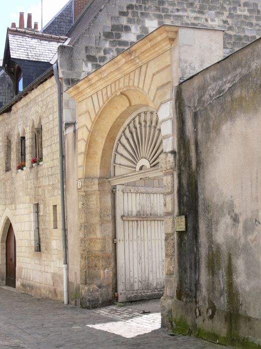 Ancienne maison canoniale de Saint-Martin : Porche d'accès à la cour, vue générale