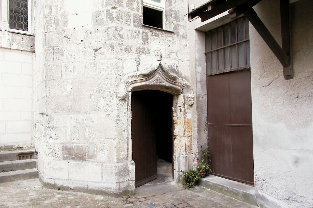 Ancienne église Sainte-Croix : Détail d'une porte d'accès