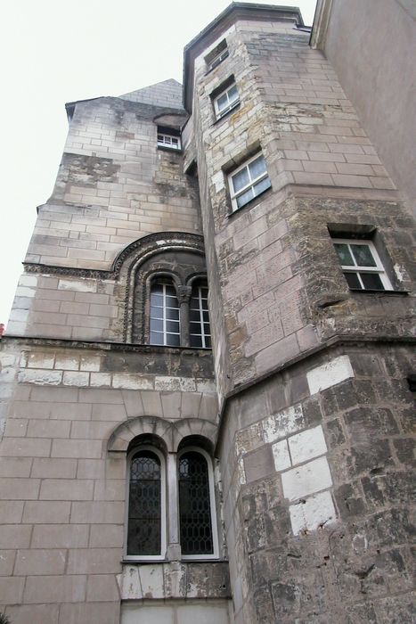 Ancienne église Sainte-Croix : Cour intérieure, vue partielle