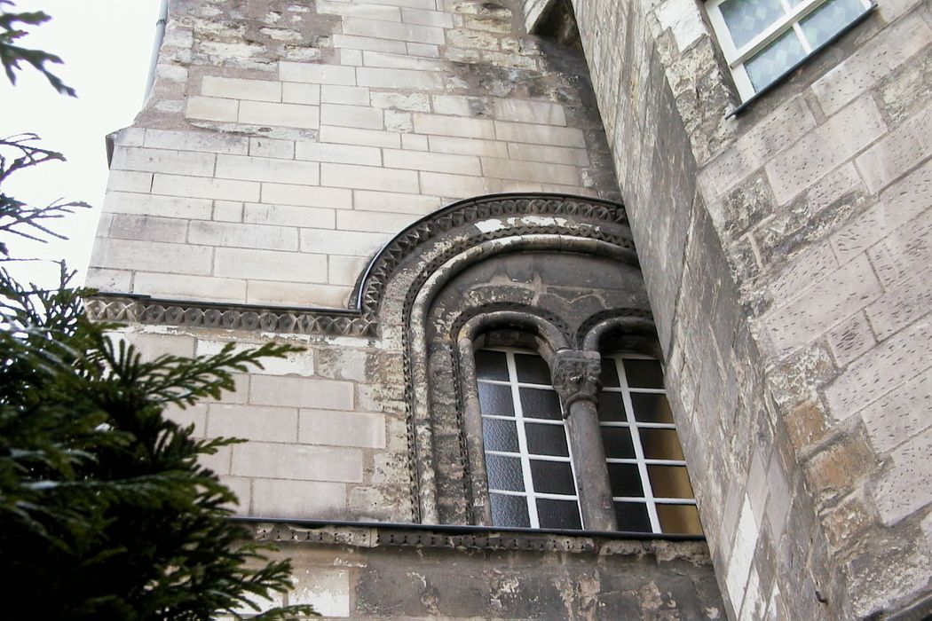 Ancienne église Sainte-Croix : Cour intérieure, détail d'une baie