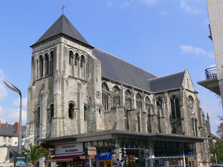 Eglise Saint-Julien (ancienne église de l'abbaye bénédictine Saint-Julien) : Ensemble sud-ouest, vue générale