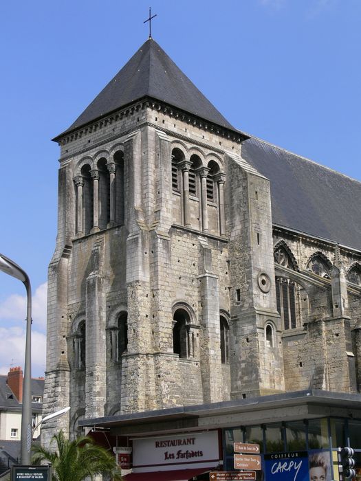 Eglise Saint-Julien (ancienne église de l'abbaye bénédictine Saint-Julien) : Clocher, élévations sud et ouest, vue générale