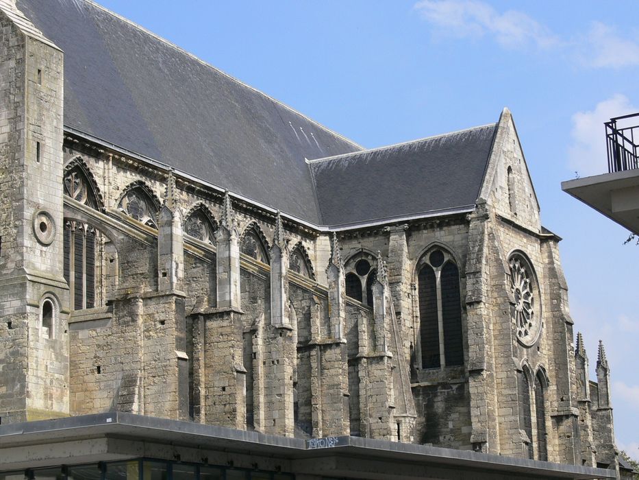 Eglise Saint-Julien (ancienne église de l'abbaye bénédictine Saint-Julien) : Façade latérale sud, vue partielle