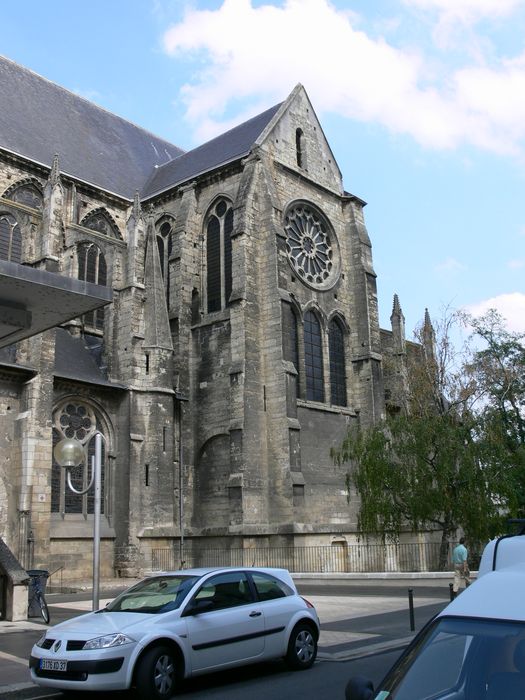 Eglise Saint-Julien (ancienne église de l'abbaye bénédictine Saint-Julien) : Façade latérale sud, vue partielle