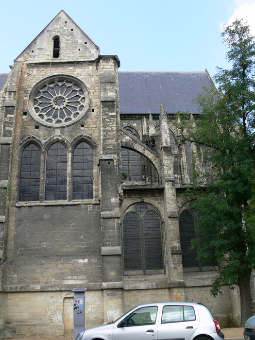 Eglise Saint-Julien (ancienne église de l'abbaye bénédictine Saint-Julien) : Façade latérale sud, vue partielle