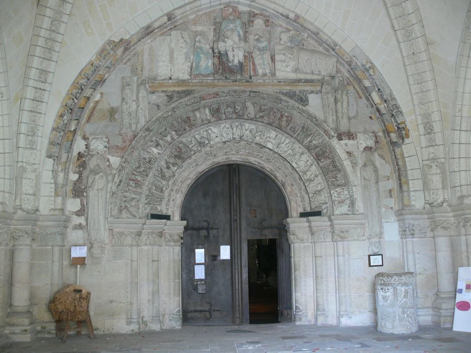 Ancienne collégiale Saint-Ours : Portail de la façade ouest sous le porche, vue générale