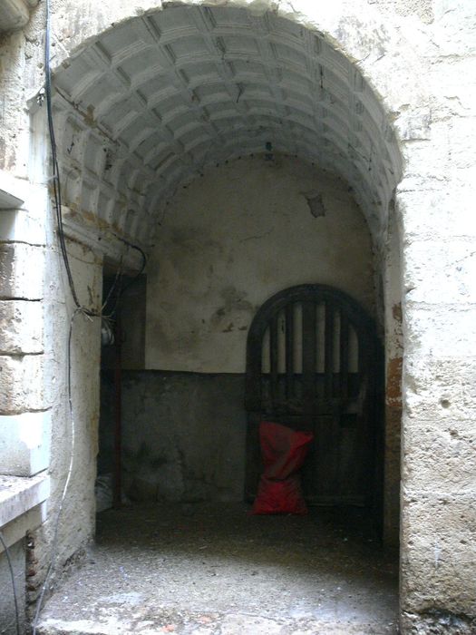 Maison : Cour intérieure, porche menant à l’escalier