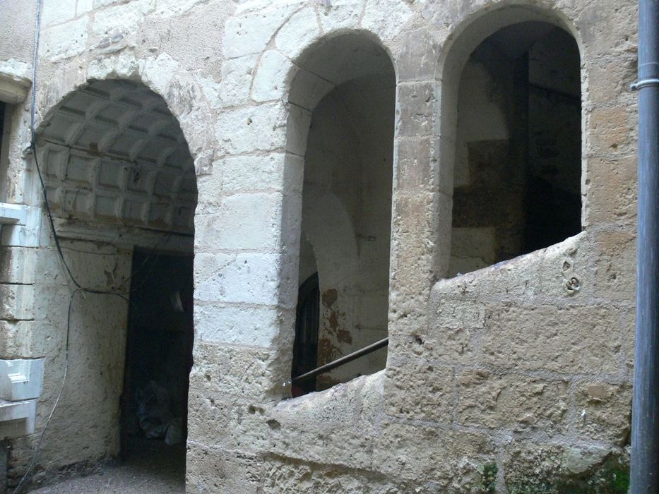 Maison : Baies de l’escalier du rez-de-chaussée, vue générale