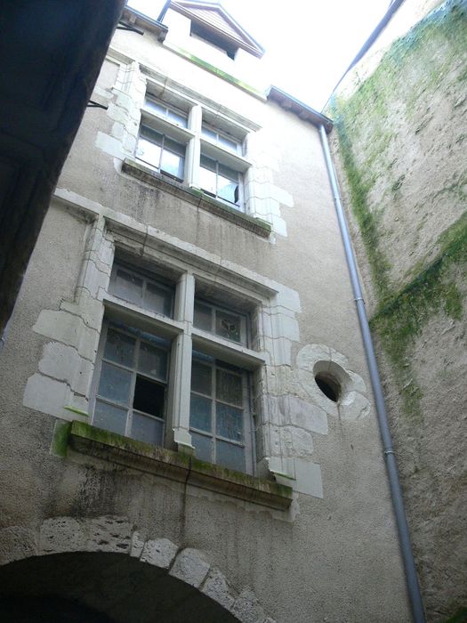 Maison : Cour intérieure, vue partielle des façades