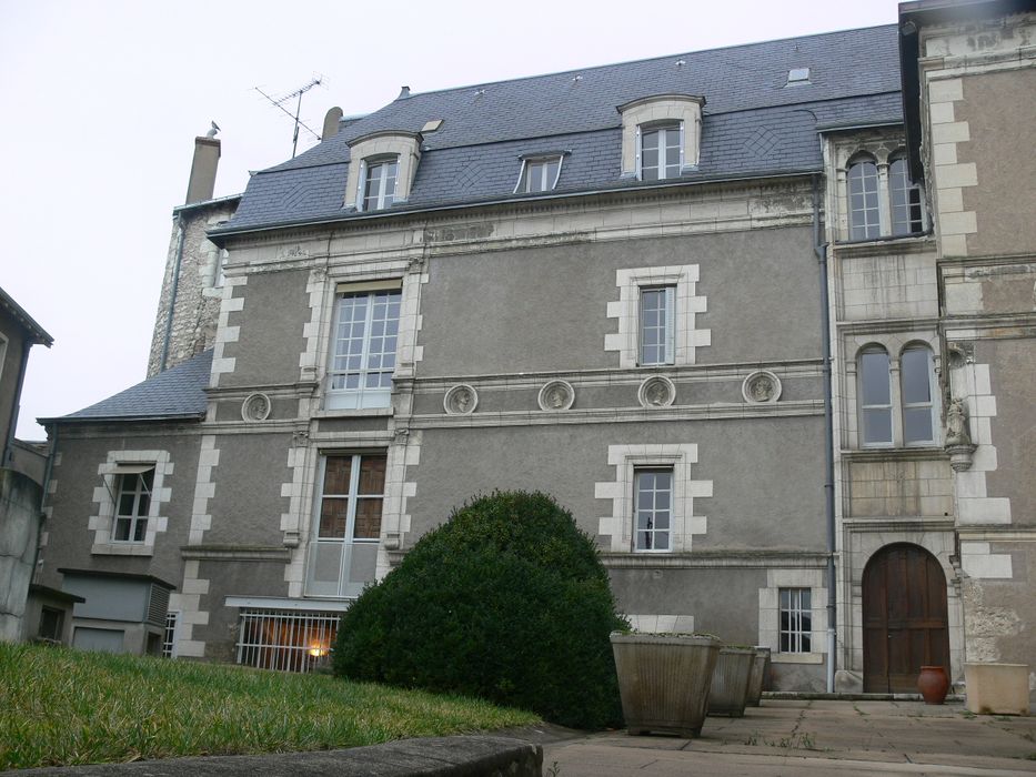 Maison dite Hôtel de Guise : Cour intérieure, façade est, vue partielle