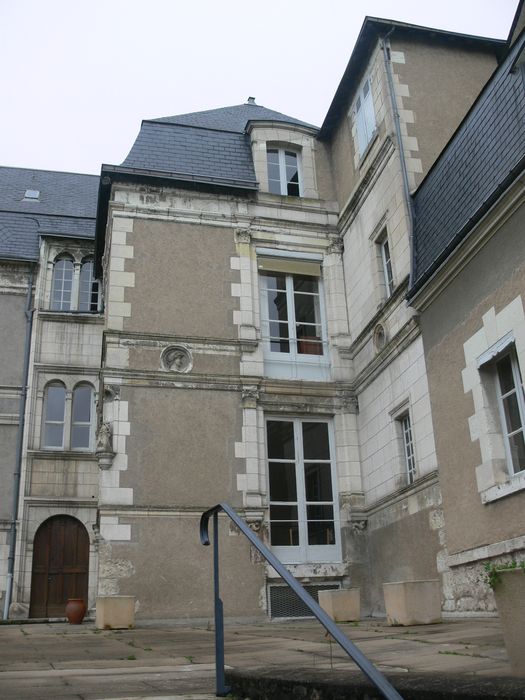 Maison dite Hôtel de Guise : Cour intérieure, façades sud et est, vue partielle