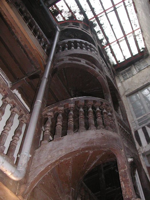 Maison : Cour intérieure, escalier, vue générale