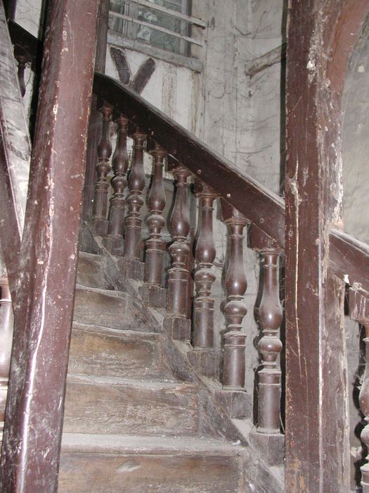 Maison : Cour intérieure, escalier, vue partielle