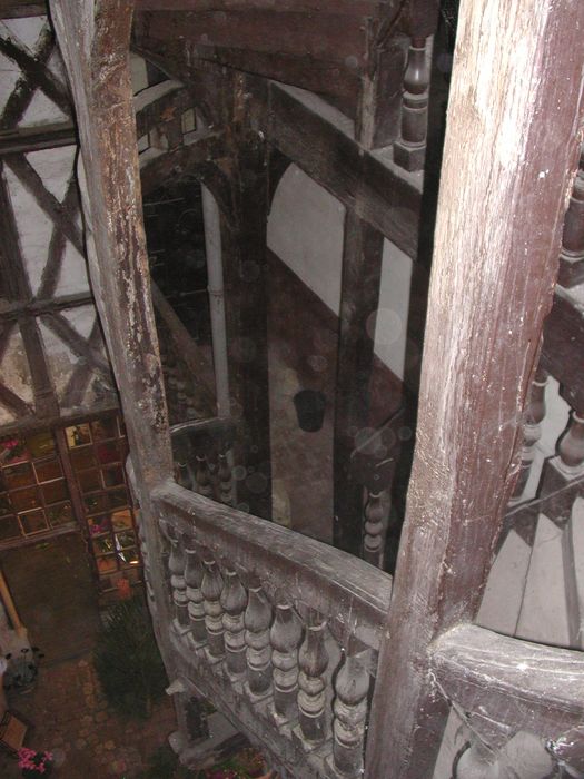 Maison : Cour intérieure, escalier, vue partielle