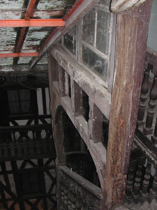 Maison : Cour intérieure, escalier, vue partielle