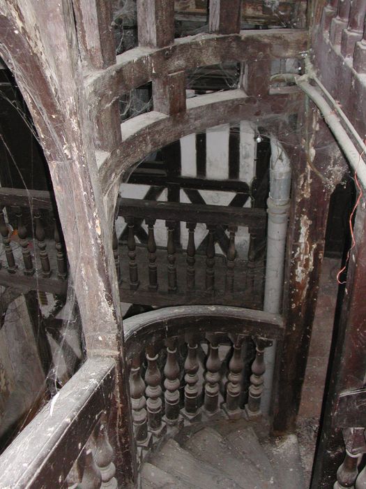 Maison : Cour intérieure, escalier, vue partielle