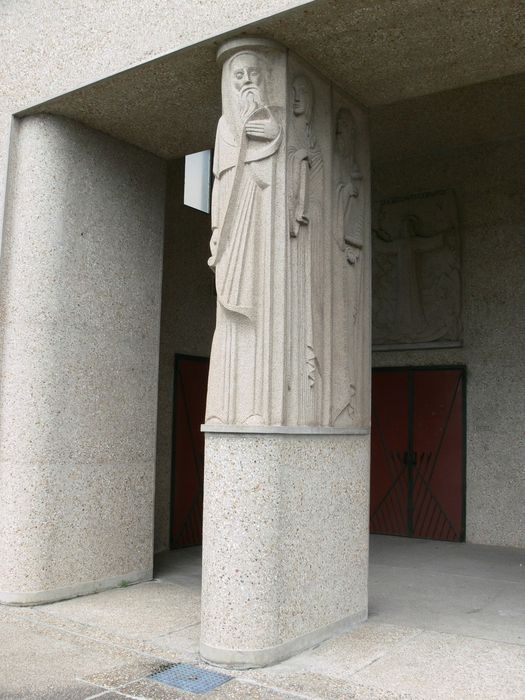 Basilique Notre-Dame de la Trinité : Porche occidental, détail