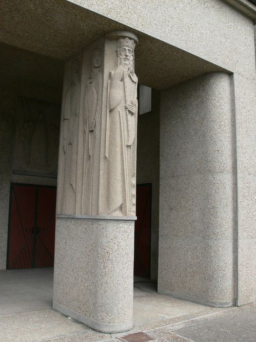 Basilique Notre-Dame de la Trinité : Porche occidental, détail