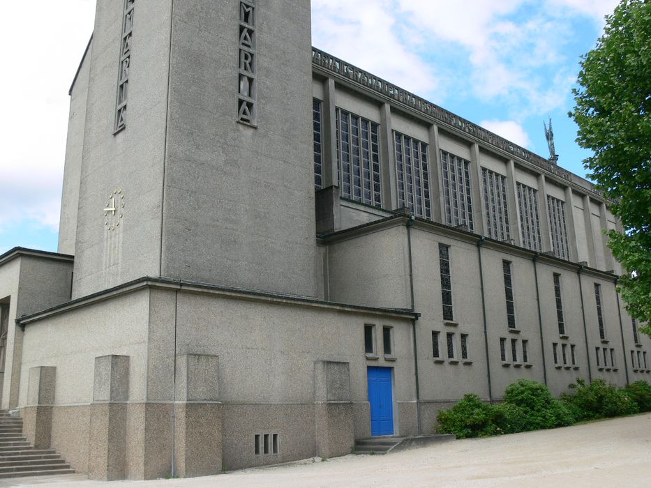 Basilique Notre-Dame de la Trinité : Façade latérale nord-est, vue générale