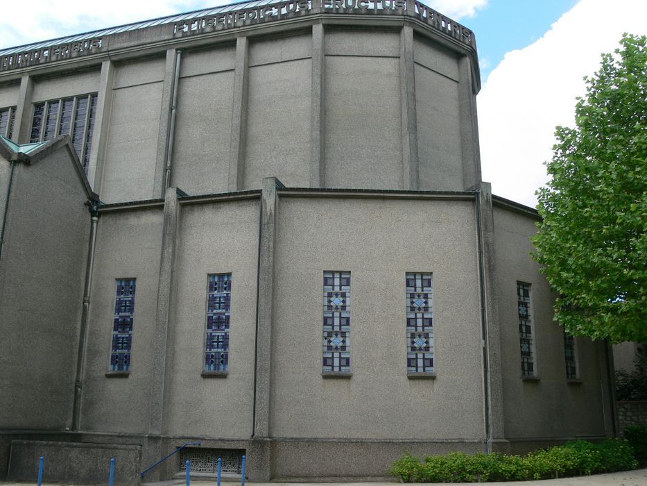 Basilique Notre-Dame de la Trinité : Façade latérale nord-est, vue partielle