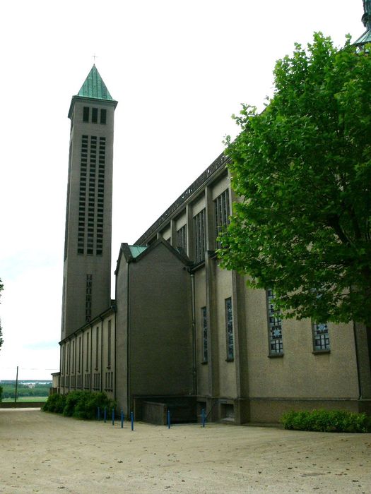 Basilique Notre-Dame de la Trinité : Façade latérale nord-est, vue générale