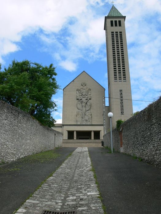 Basilique Notre-Dame de la Trinité : Façade occidentale, vue générale