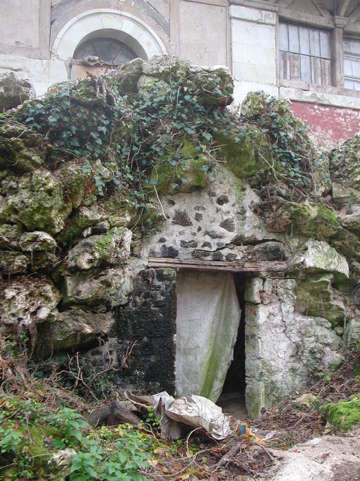 Château du Plessis-Villelouet : Entrée de la grotte, vue générale