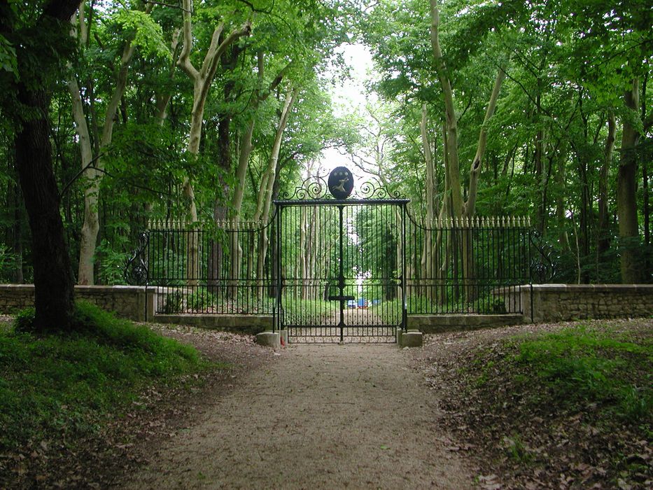 Château du Plessis-Villelouet : Grilles d’honneur sud-est, vue générale