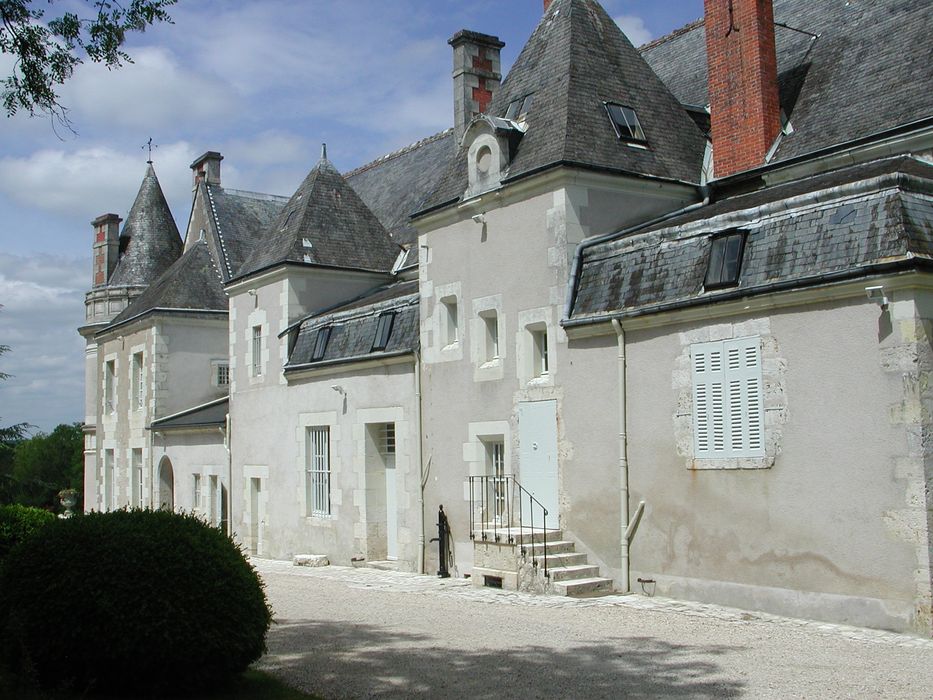 Château du Plessis-Villelouet : Façade sud-ouest, vue générale