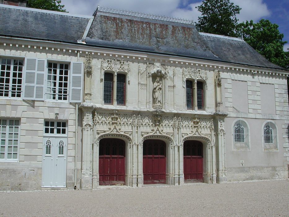 Château du Plessis-Villelouet : Cour d’honneur, aile nord, façade sud, vue partielle