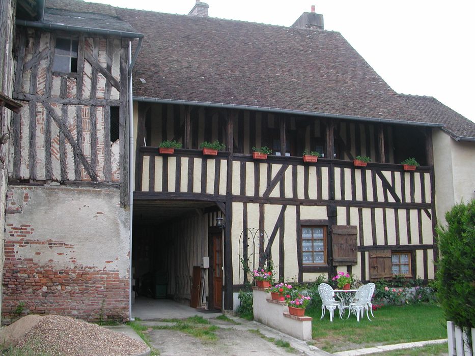 Maison à pans de bois, dite de l'Ecu : Cour intérieure, façade, vue générale